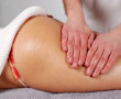 Massagem modeladora - É uma massagem realizada com movimentos vigorosos e intensos os quais estimulam e modelam a região do corpo a ser tratada a fim de uniformizar e garantir mais firmeza ao tecido. Esta massagem é indicada para celulite e gordura l